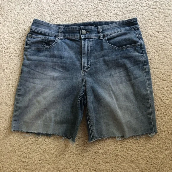Platinum jean shorts, perfectly faded, can be worn with raw edge or rolled up - Picture 10 of 12